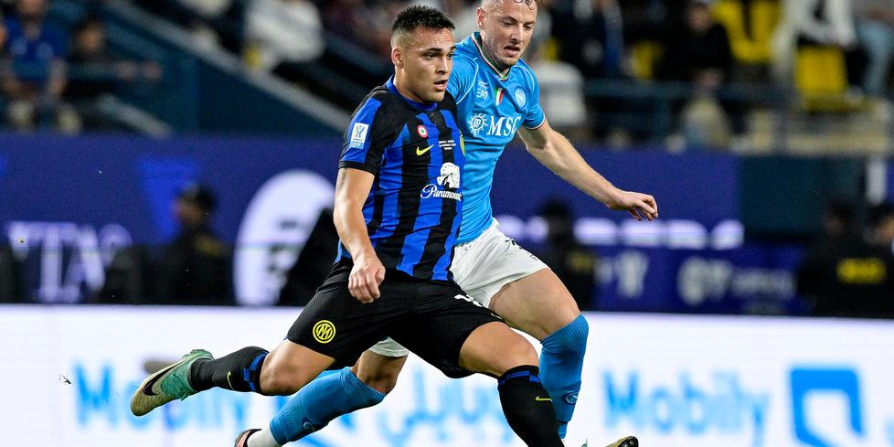 Lautaro Martinez in una delle azioni della finale di Supercoppa disputata e vinta l’altra sera a Riad con il Napoli