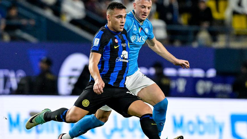 Lautaro Martinez in una delle azioni della finale di Supercoppa disputata e vinta l’altra sera a Riad con il Napoli