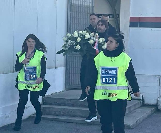 
	Daniele Conti commosso porta i fiori nella camera ardente di Gigi Riva<em> (foto Mario Rosas)</em>

