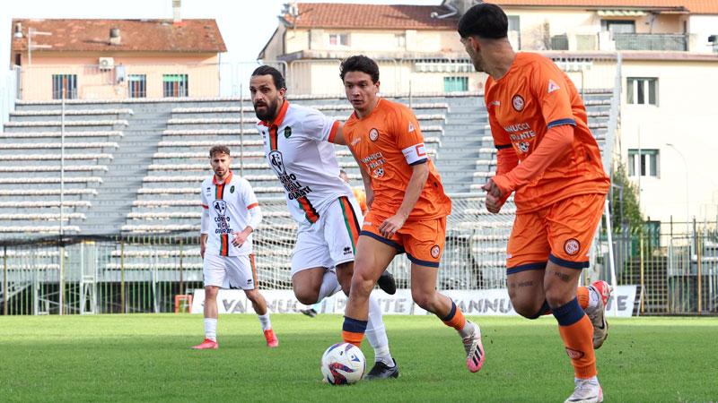 
	Un&rsquo;azione della sfida di domenica scorsa tra Pistoiese e Aglianese (foto Nucci)

