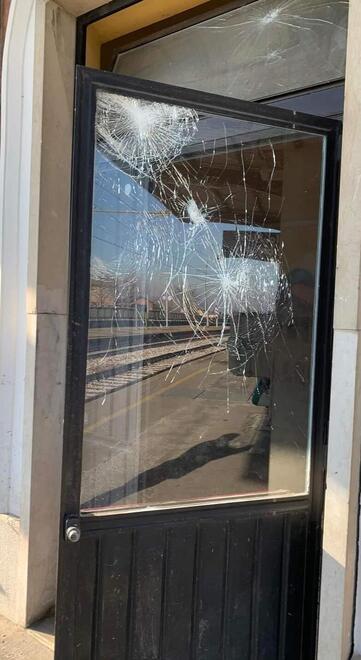 Rolo, vandali alla stazione ferroviaria: abbattuta a calci l’obliteratrice