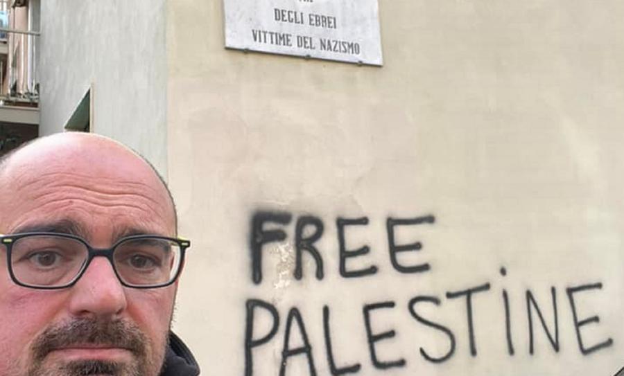 
	Carlo Ghiozzi in un selfie con la scritta "Free Palestine" in via degli ebrei vittime del nazismo

