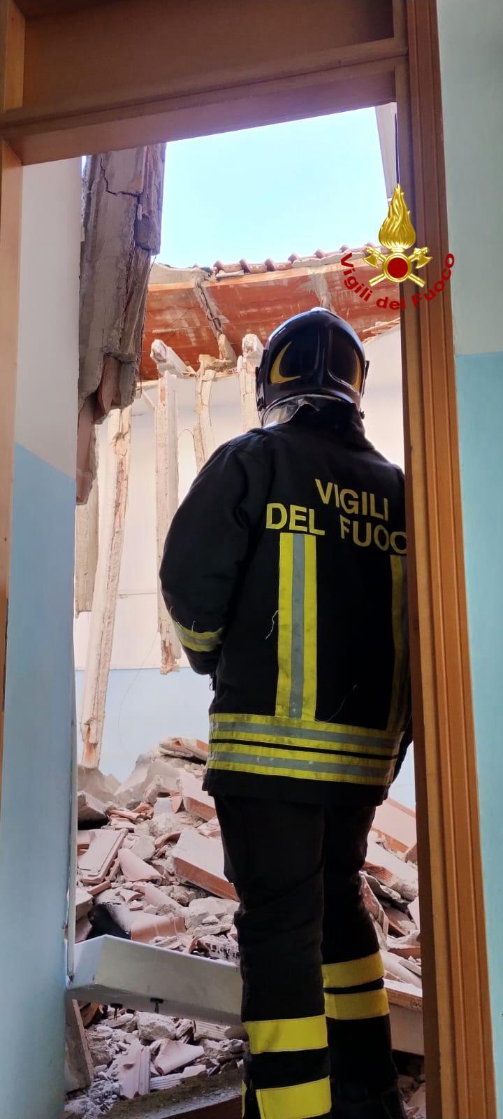 Austis, crolla il tetto della ex scuola elementare