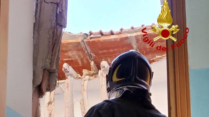 Austis, crolla il tetto della ex scuola elementare