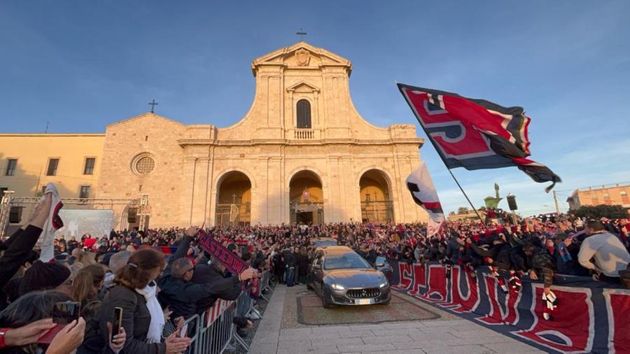 Addio a Gigi Riva: il campione riposerà con la tuta della nazionale e la maglia del Cagliari