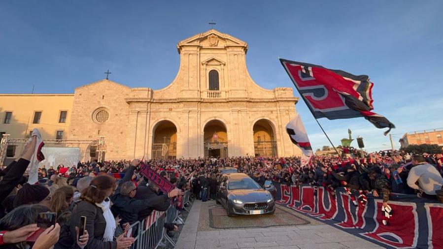Addio a Gigi Riva: il campione riposerà con la tuta della nazionale e la maglia del Cagliari