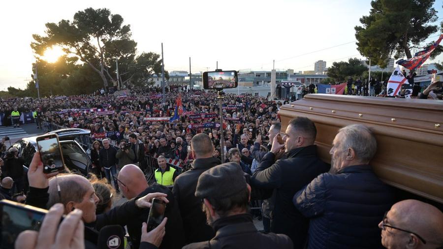 
	L'uscita del feretro dalla basilica di Cagliari


