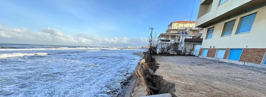 San Vincenzo, crollato un altro muro sulla spiaggia