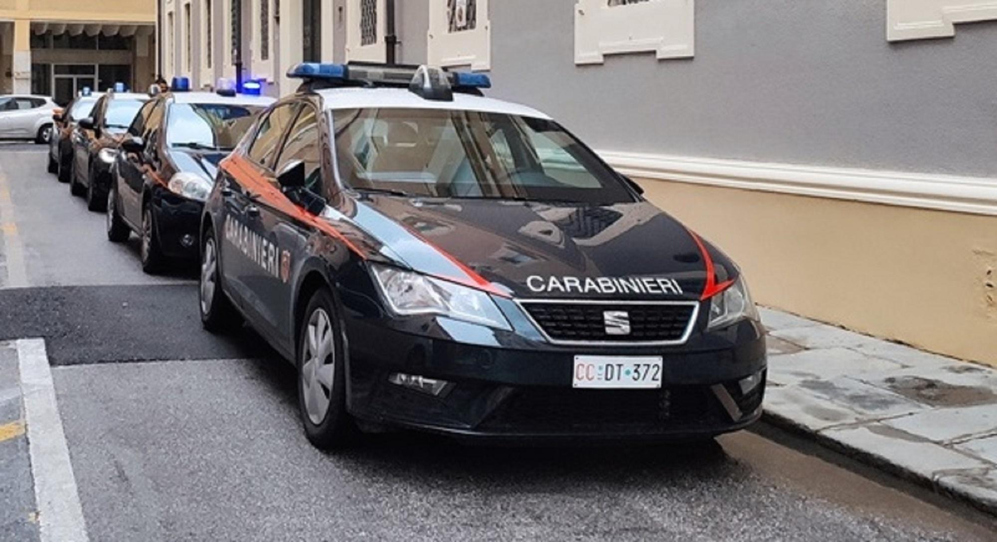 Auto dei carabinieri davanti al tribunale (foto d'archivio)