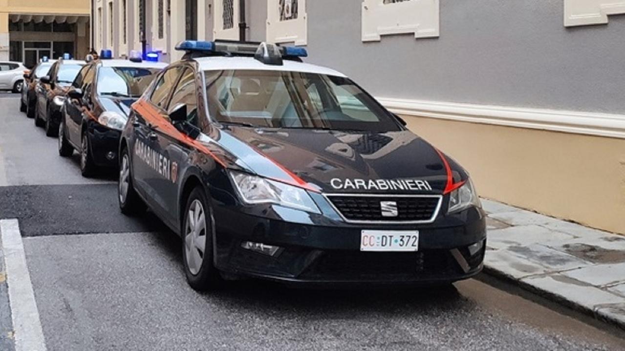 Auto dei carabinieri davanti al tribunale (foto d'archivio)