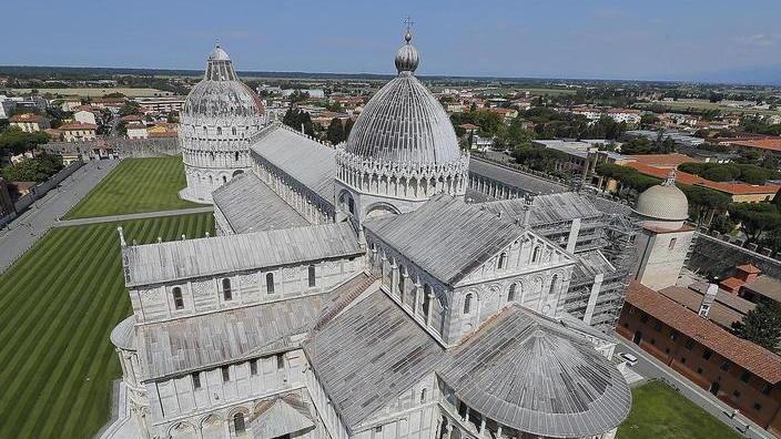 Pisa, fa volare il drone vicino alla Torre senza autorizzazione: turista denunciato