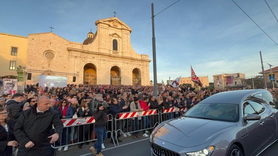 L’ultimo saluto a Gigi Riva, l’applauso dei 30mila davanti alla basilica di Bonaria per le parole del figlio Nicola