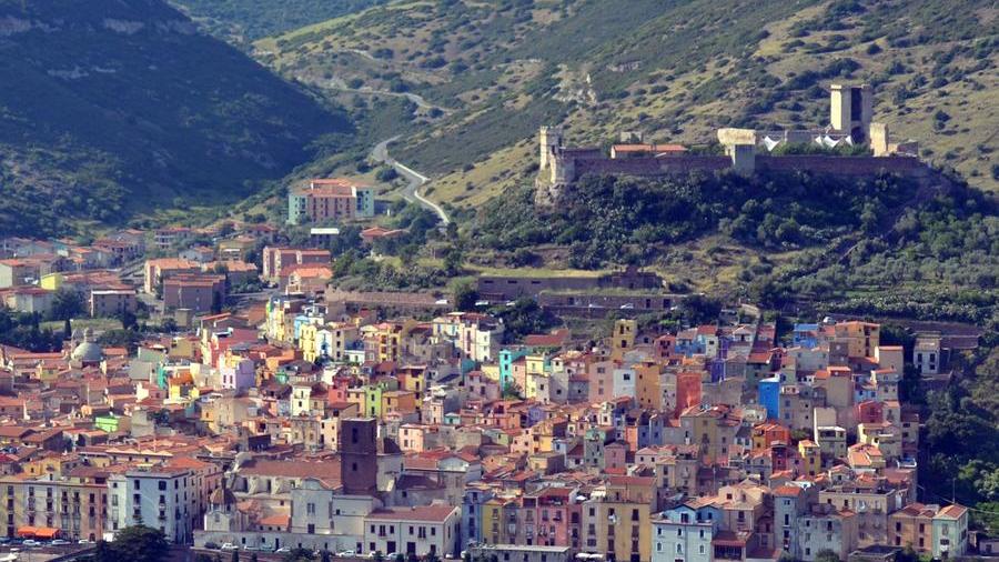 Una veduta panoramica di Bosa, in basso il Temo, in alto il Castello dei Malaspina