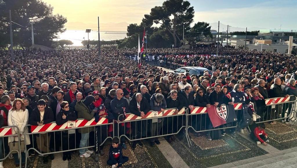 L'addio a Gigi Riva, la gratitudine della gente: «Restituiamo quello che ci ha donato in vita»
