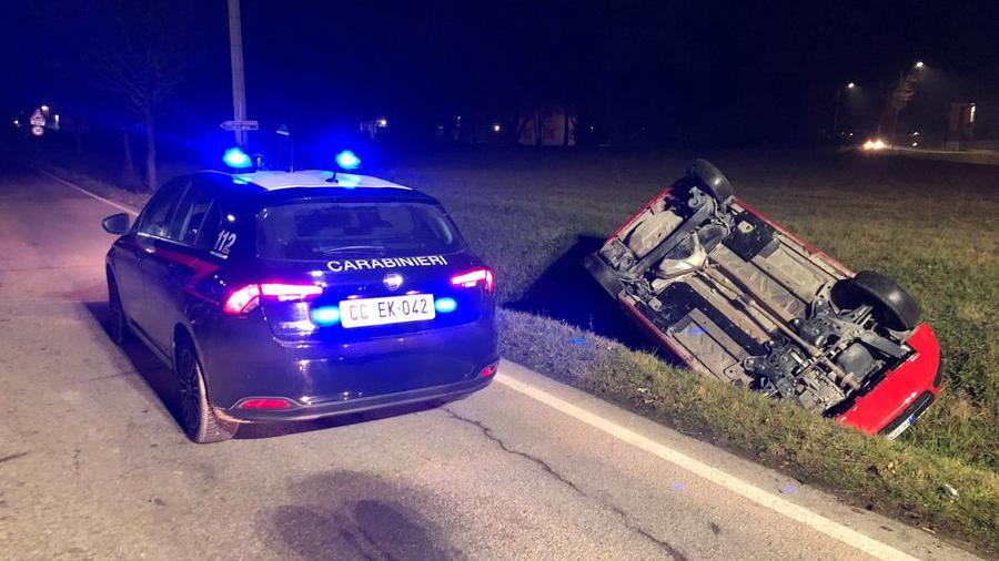 Finisce nel fosso in retromarcia, paura per un 86enne