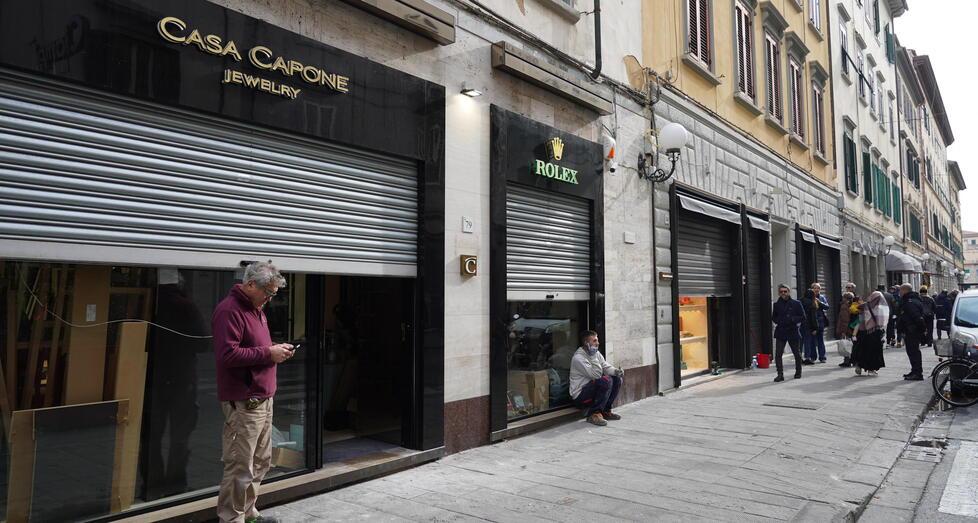 Da due giorni Casa Capone ha chiuso i battenti per i lavori di ampliamento. Domani o venerdì riaprirà una parte del nuovo negozio (Franco Silvi)