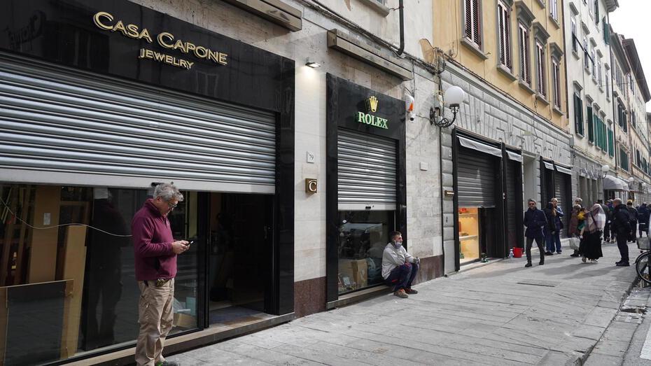 Da due giorni Casa Capone ha chiuso i battenti per i lavori di ampliamento. Domani o venerdì riaprirà una parte del nuovo negozio (Franco Silvi)