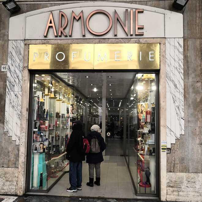 Livorno, dopo 40 anni Armonie chiude la profumeria di via Grande 162