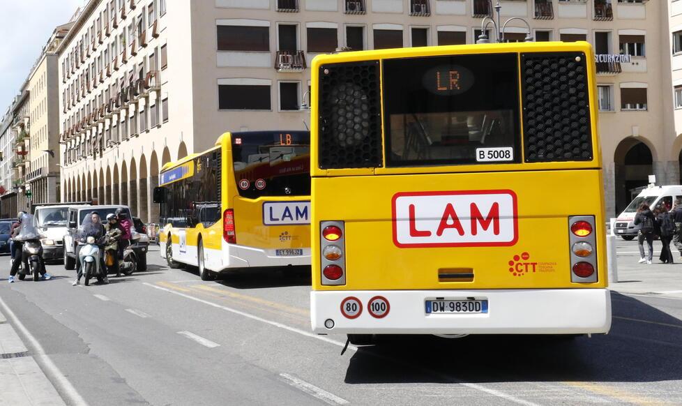 Una Lam rossa e una Lam blu in piazza Grande (foto d'archivio)