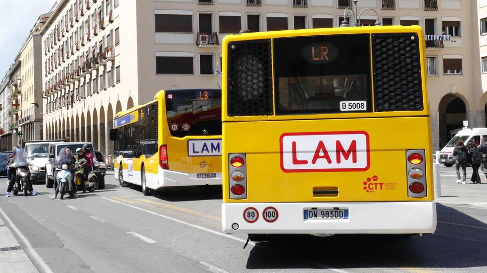 Una Lam rossa e una Lam blu in piazza Grande (foto d'archivio)