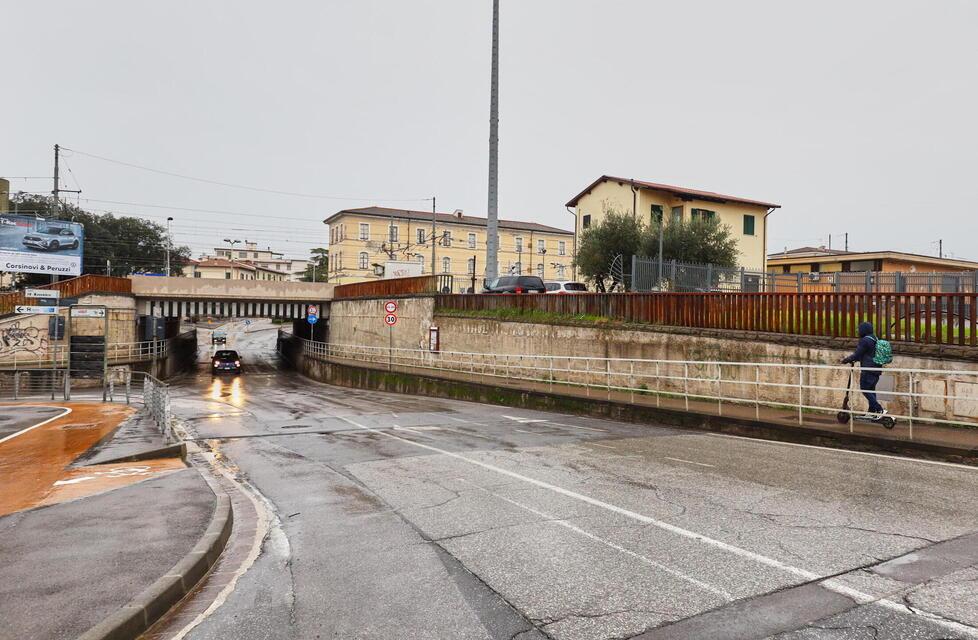 Una veduta del sottopasso di via dei Capuccini dove è avvenuta la rapina alle due anziane signore