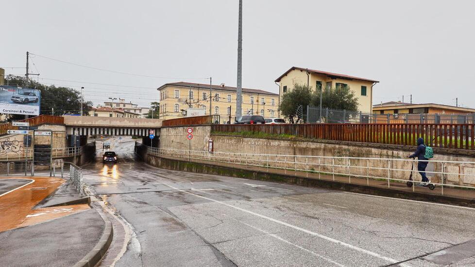 Una veduta del sottopasso di via dei Capuccini dove è avvenuta la rapina alle due anziane signore