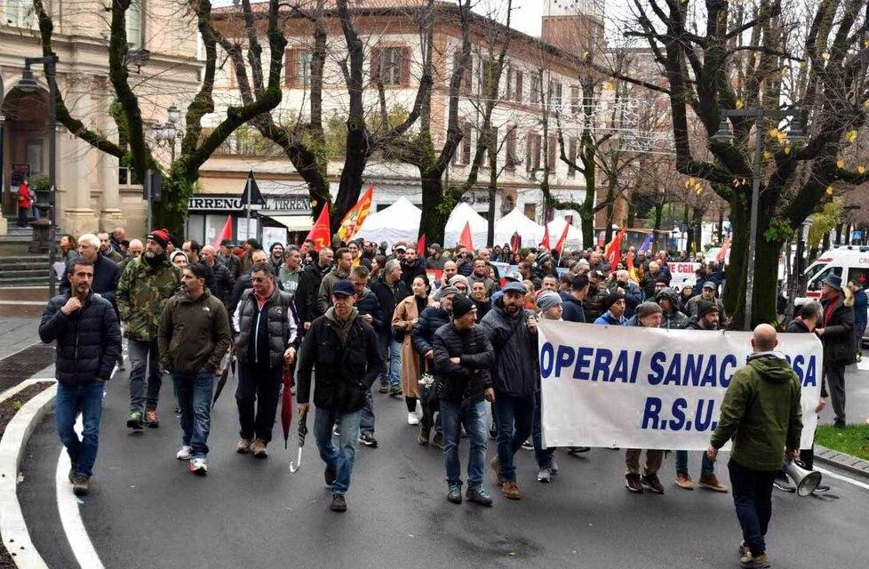 Una protesta degli operai Sanac
