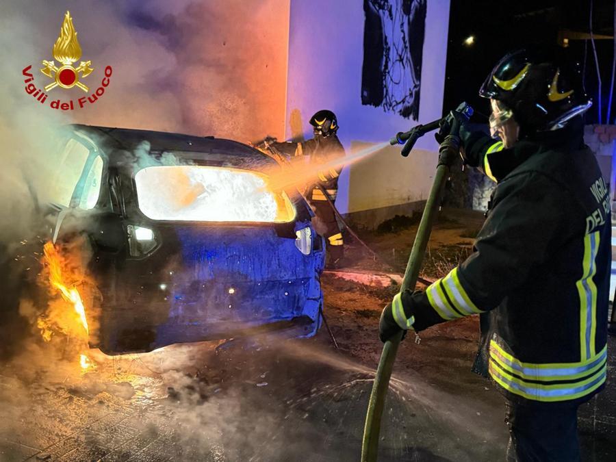 Auto distrutta dal fuoco nella notte a Barisardo