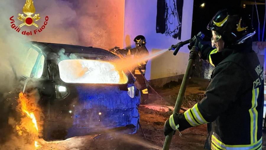 Auto distrutta dal fuoco nella notte a Barisardo