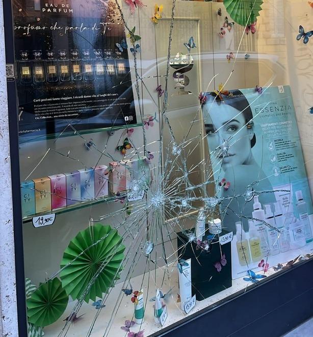 Pisa, sprangate contro le vetrine dei negozi per rubare: razzia in tre attività del centro<br>
