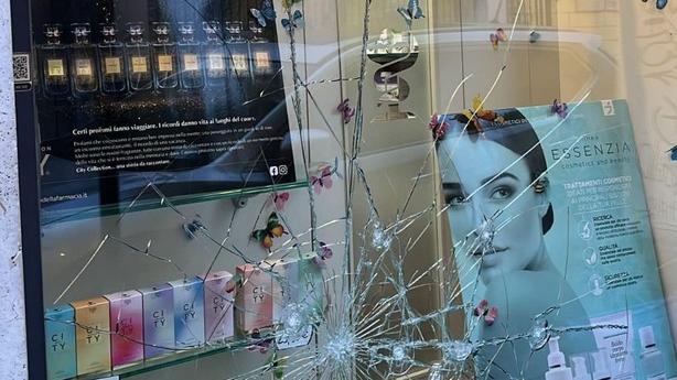 Pisa, sprangate contro le vetrine dei negozi per rubare: razzia in tre attività del centro<br>