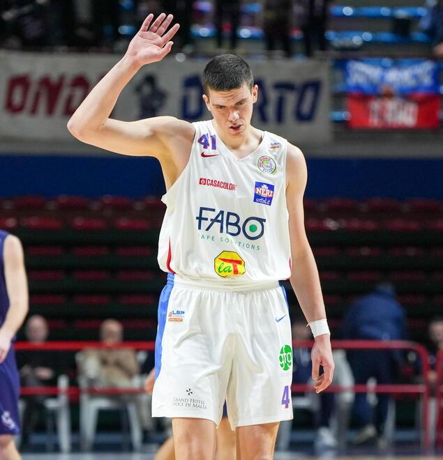 Un ottimo rientro con la maglia Herons per Matej Radunic, centro croato di 2 metri e 12, autore ieri sera di 23 punti contro la Virtus Salerno e miglior realizzatore per la Fabo Herons (foto Nucci)