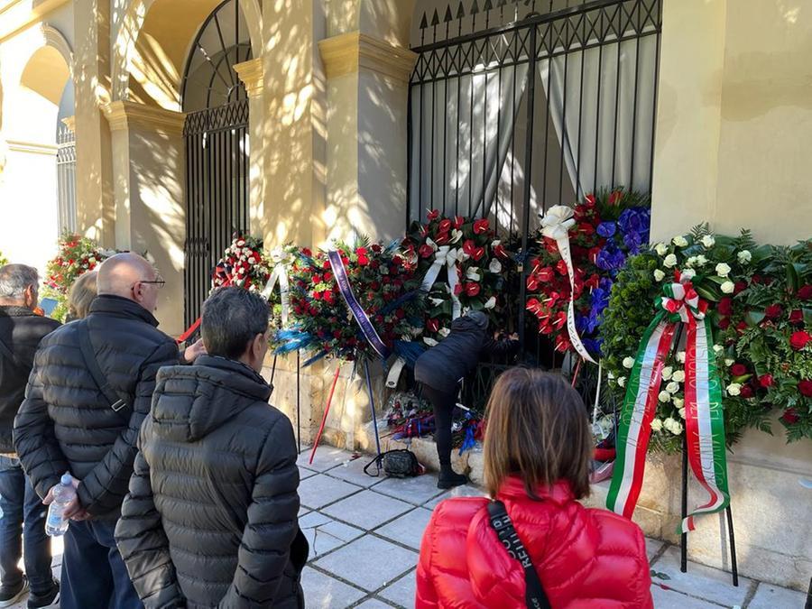 
	Raccoglimento davanti alla tomba di&nbsp;Gigi Riva <em>(foto Mario Rosas)</em>

