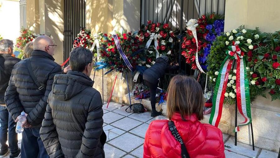 Raccoglimento davanti alla tomba di Gigi Riva <em>(foto Mario Rosas)</em>