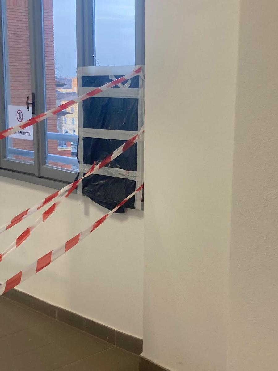 Castelfranco, si rompe una finestra alle Marconi: paura a scuola per una ragazza