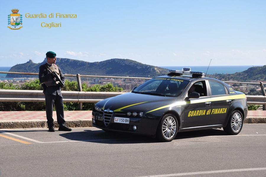 Cagliari, 20enne scoperto con l’hashish dal cane antidroga in piazza Giovanni: denunciato