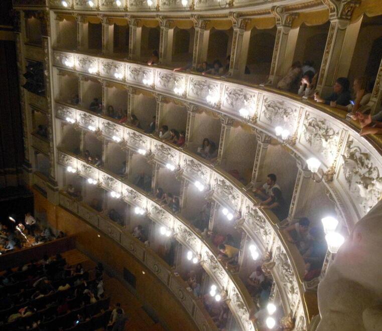 Pisa, il Comune stanzia 1,6 milioni di euro per il teatro Verdi ma è polemica sui documenti in ritardo