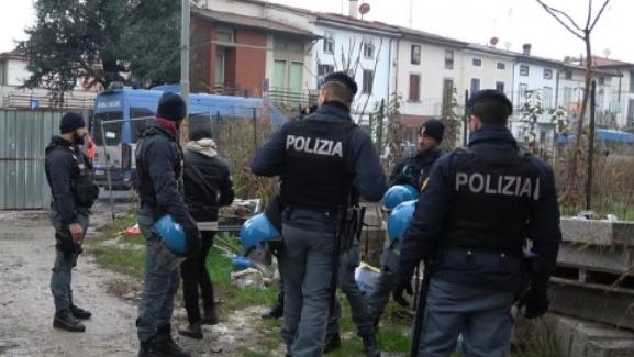 Uno sgombero eseguito dalla polizia (archivio)