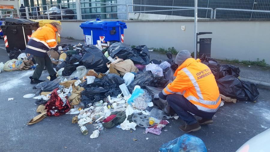 Livorno, rifiuti abbandonati in via delle Cateratte: multati in 13