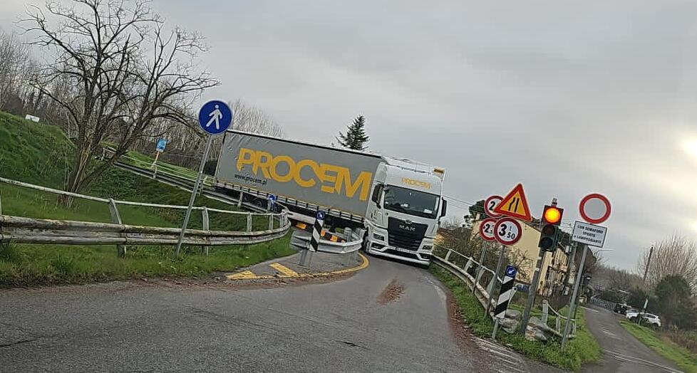 Ponsacco, nuove verifiche dopo l’incidente: il ponte sull’Era resta chiuso<br>
