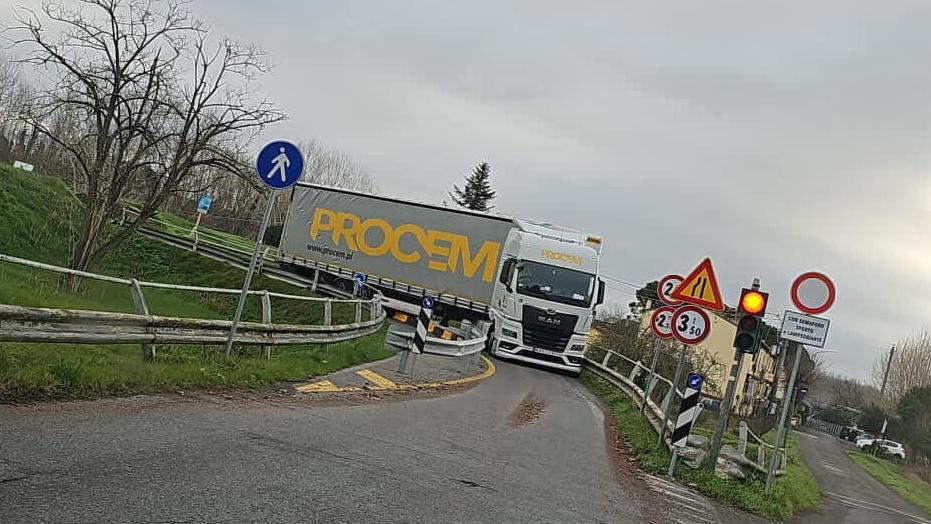 Ponsacco, nuove verifiche dopo l’incidente: il ponte sull’Era resta chiuso<br>