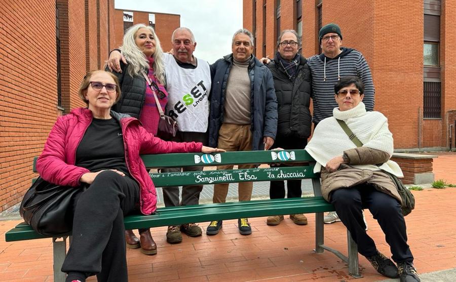 Livorno, festa a Shangai: è tornata la panchina storica di Elsa la Chiccaia