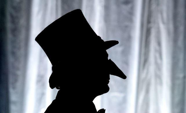 Cyrano come in un varietà: da venerdì a domenica al teatro Ariosto tra musiche nostalgiche e parole in rima