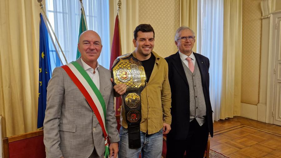 Livorno, il sindaco premia il campione Mma Dario Bellandi
