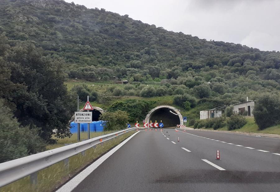 
	La galleria sulla 131 tra Posada e Siniscola

