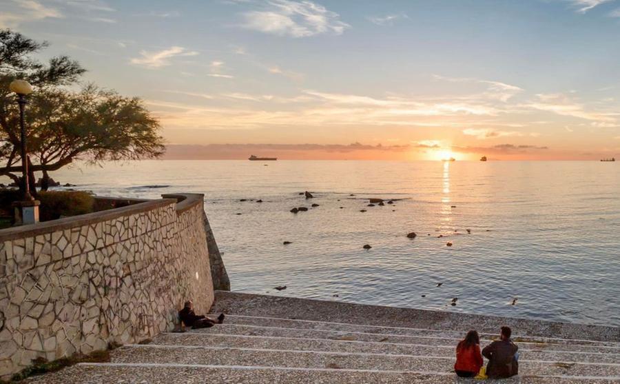 Livorno e il buongiorno dalla scalinata dei ricordi di Antignano di Andrea Dani