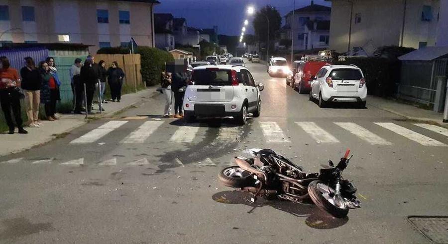 Scontro tra auto e scooter in via Ginori: al pronto soccorso un 16enne cecinese. La dinamica
