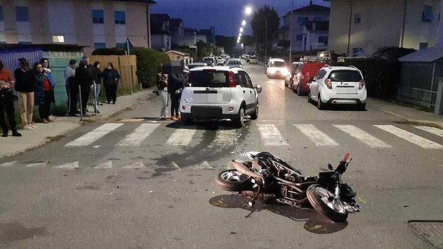Scontro tra auto e scooter in via Ginori: al pronto soccorso un 16enne cecinese. La dinamica