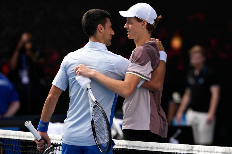 Jannik Sinner batte Novak Djokovic e conquista la finale degli Australian Open