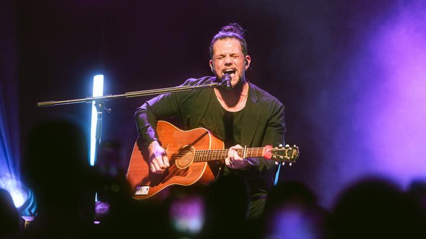 Livorno, Enrico Nigiotti in concerto al The Cage. «La mia prima volta in un live club»
